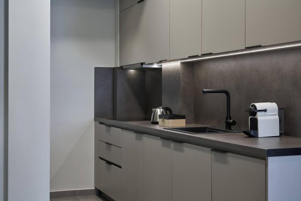 Апартаменти Little Gem: Modern Urban Retreat Афіни Екстер'єр фото