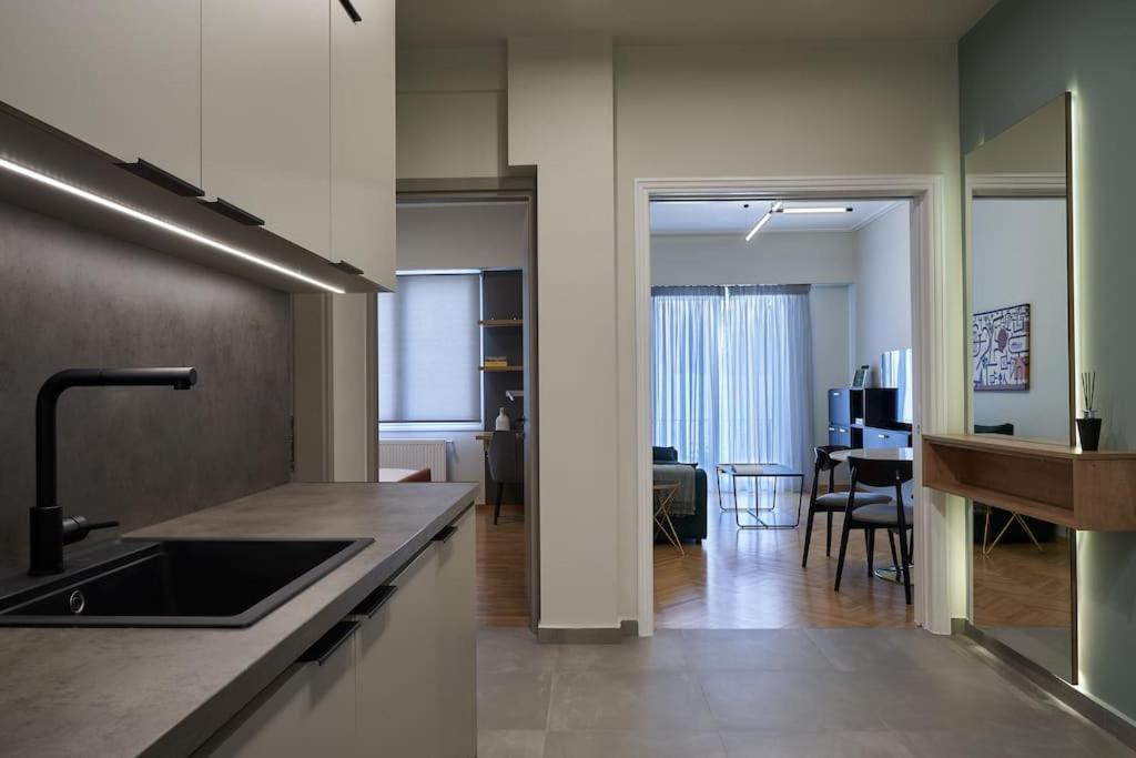Апартаменти Little Gem: Modern Urban Retreat Афіни Екстер'єр фото
