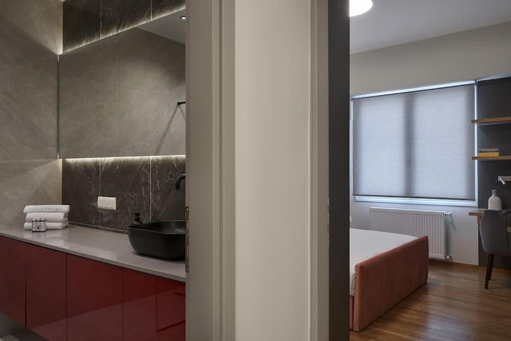 Апартаменти Little Gem: Modern Urban Retreat Афіни Екстер'єр фото