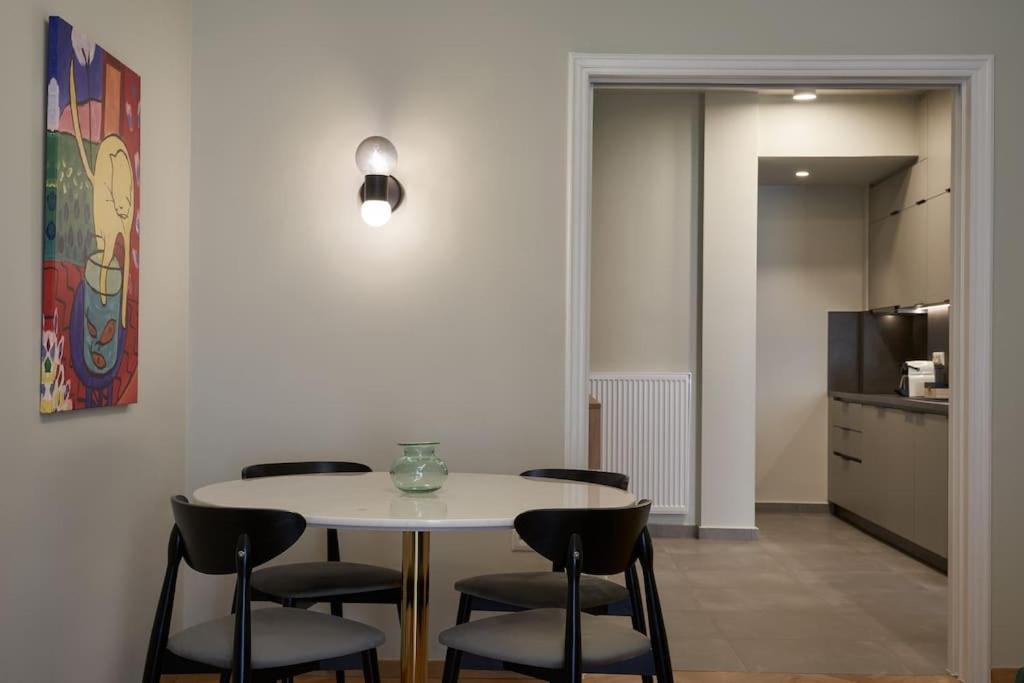 Апартаменти Little Gem: Modern Urban Retreat Афіни Екстер'єр фото