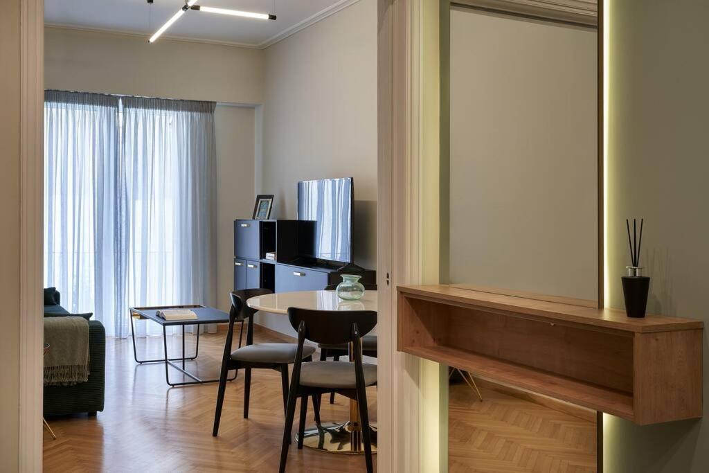 Апартаменти Little Gem: Modern Urban Retreat Афіни Екстер'єр фото